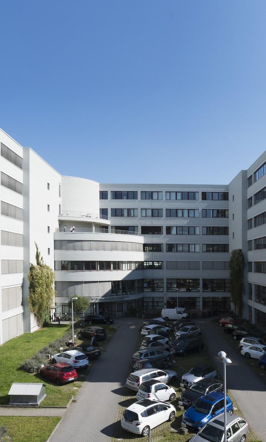 Bürogebäude mit heller Fassade und verglastem Eingangsbereich